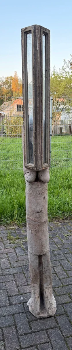 Frau und Fenster – Hauptbild