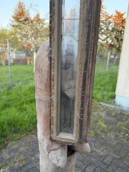Frau und Fenster – Hauptbild